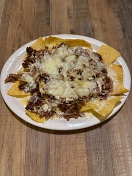 Cheesy nachos with shredded meat topping