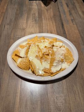 Nachos served with creamy cheese topping