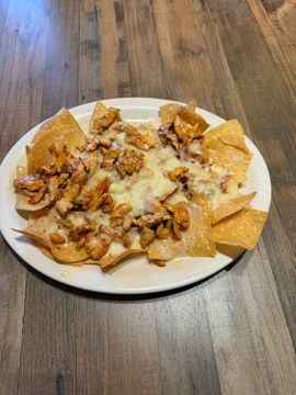 Cheesy nachos with grilled chicken