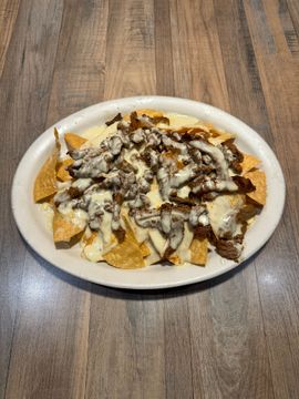Cheesy nachos with grilled meat