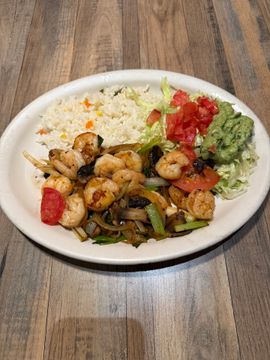 Shrimp fajitas with rice and guacamole
