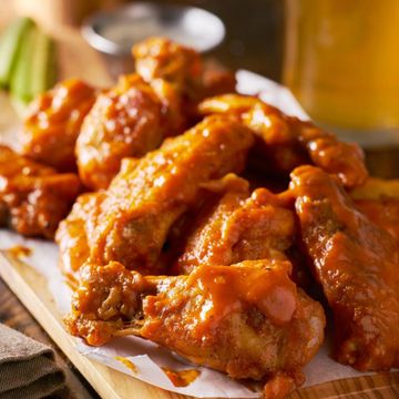 Crispy hot wings with sauce